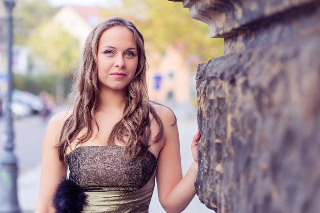 Model vor Wand