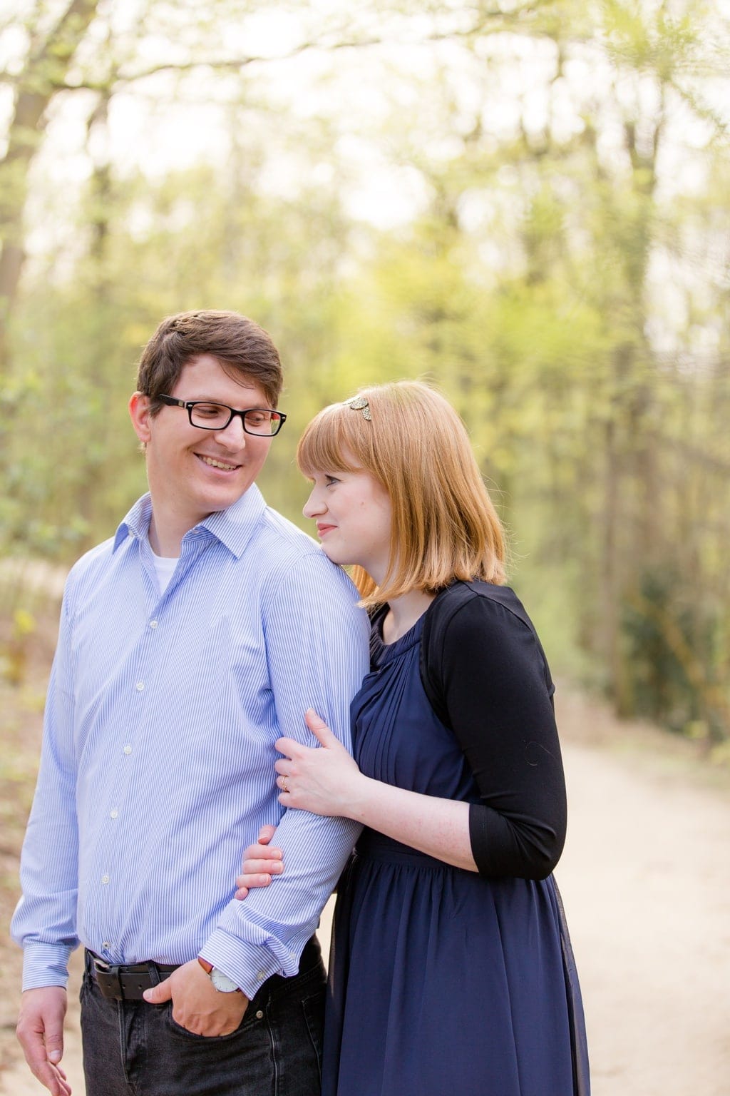 Frühlingshaftes Verlobungsshooting mit Nina und Willi im Humboldthain Berlin