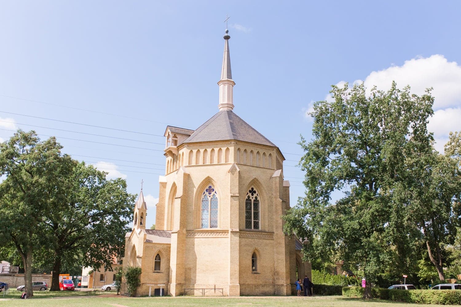 Standesamtliche Trauung mit Gartenfeier in der Alten Neuendorfer Kirche in Potsdam Babelsberg