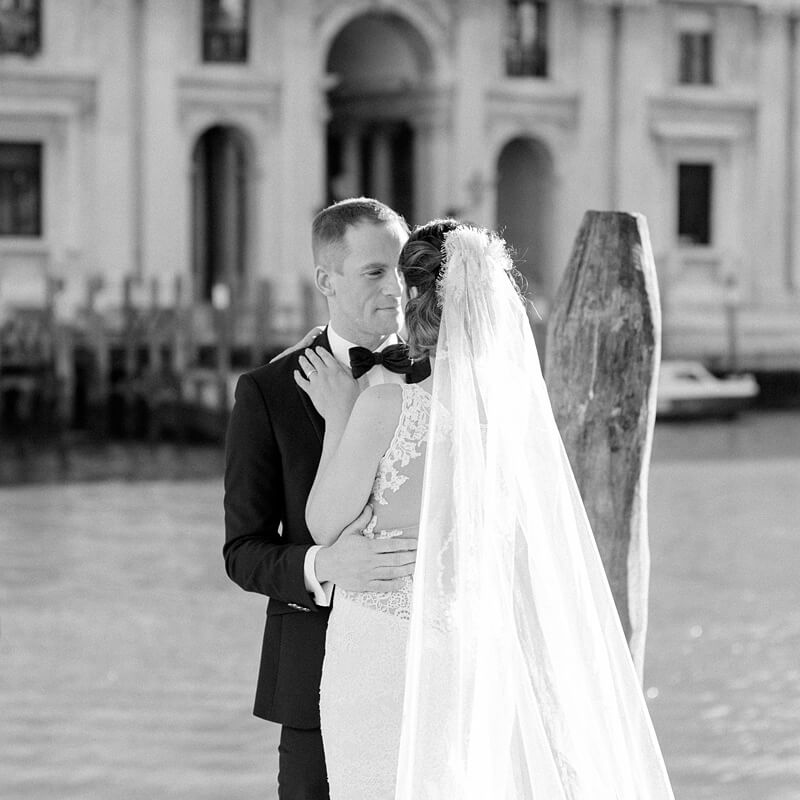 Schwarz Weiß Foto: Brautpaar in Venedig am Kanal