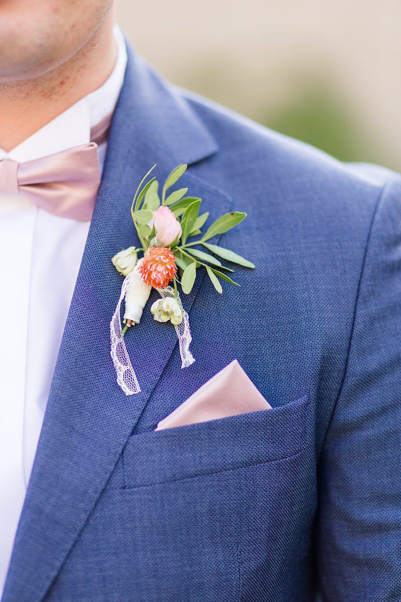 Nahaufnahme vom Boutonniere und Einstecktuch vom Bräutigam