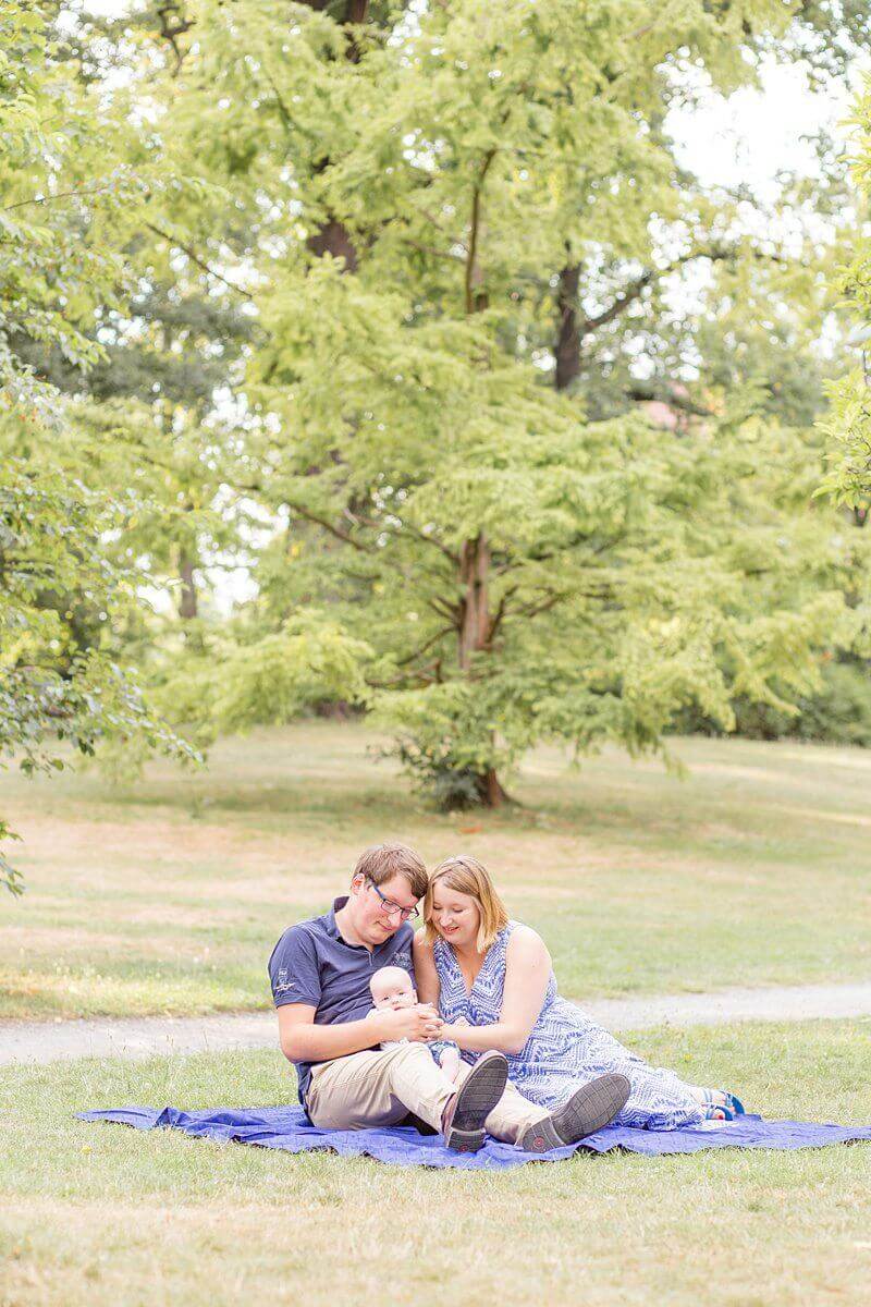 Eine Familie auf Picknickdecke im Park