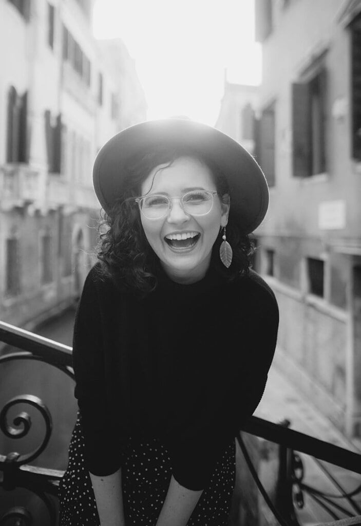 Portrait einer lachenden Frau mit Hut in Venedig - Hochzeitsfotograf Berlin - Miriam Kaulbarsch
