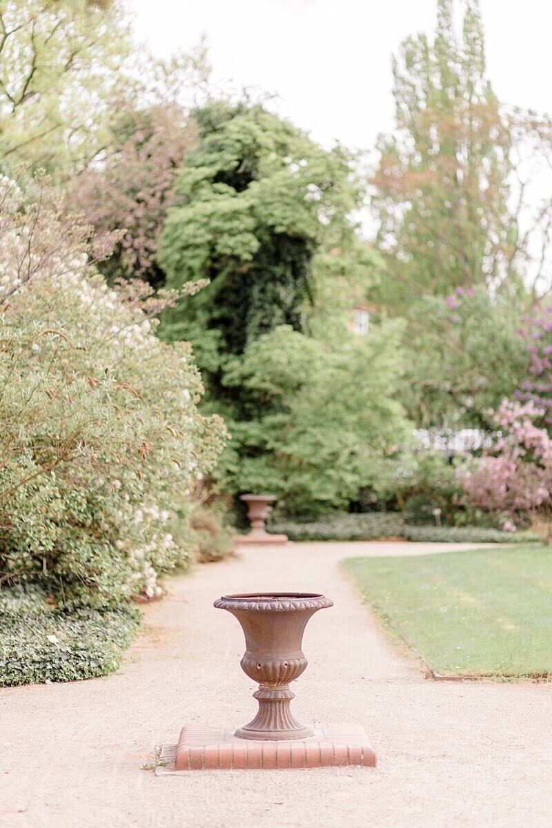 Großer steinernen Blumentopf im Park - Hochzeitsfotograf Berlin - Miriam Kaulbarsch
