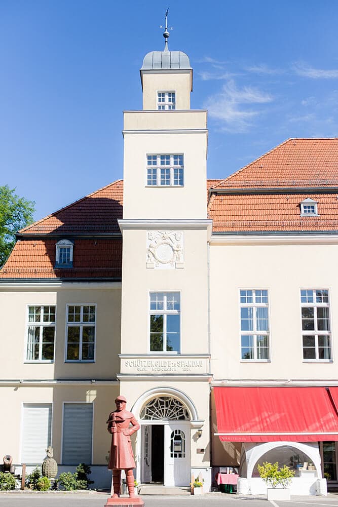 Gebäude der Villa Schützenhof in Berlin Spandau mit blauem Himmel