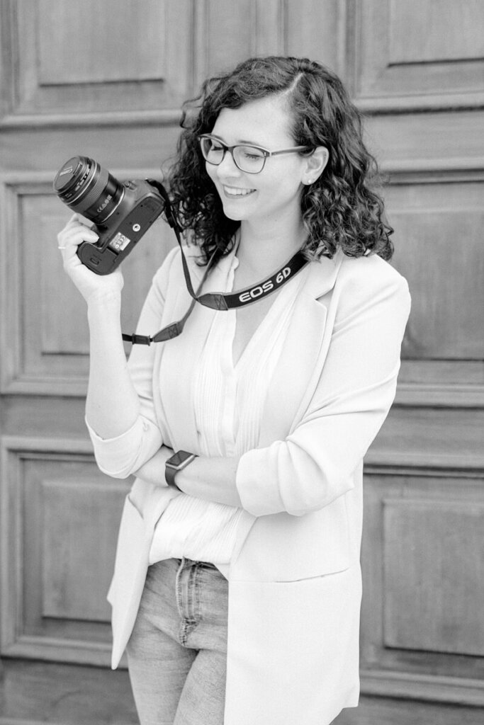 Schwarz Weiß Foto einer Frau mit Kamera