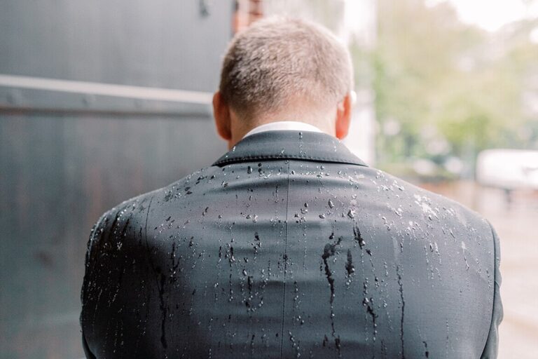 Regentropfen auf Anzug