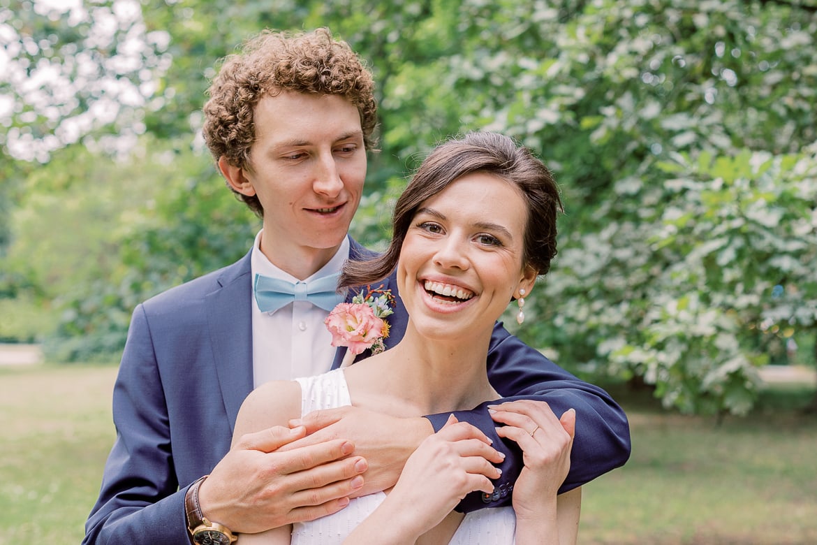 Bräutigam umarmt seine Braut