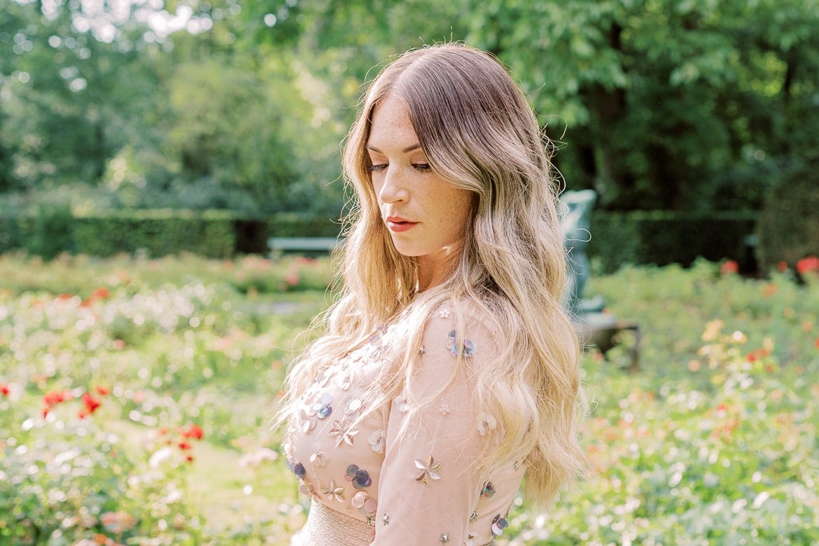 Elegante Portraits im Abendkleid im Rosengarten