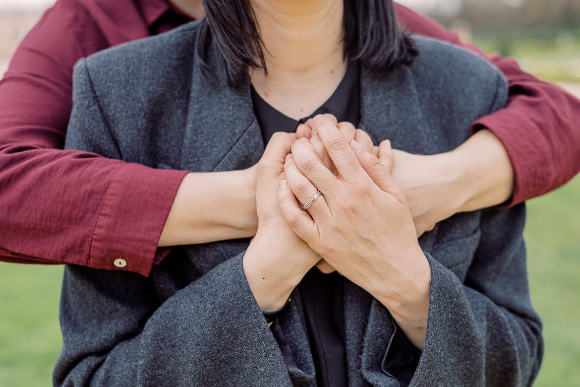 Verlobung in Charlottenburg - Windiger Spaziergang im Park