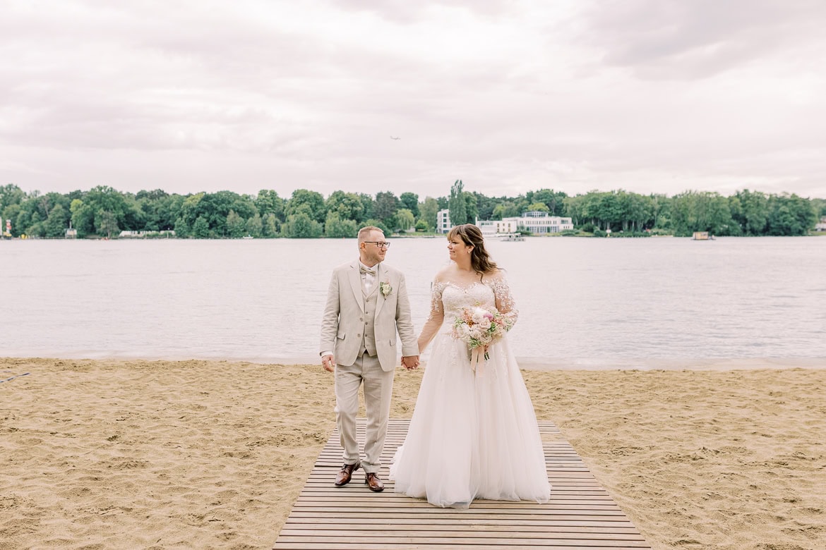 Kirchliche Trauung beim Schloss Köpenick mit Feier im Strandbad Wendenschloss Berlin Köpenick