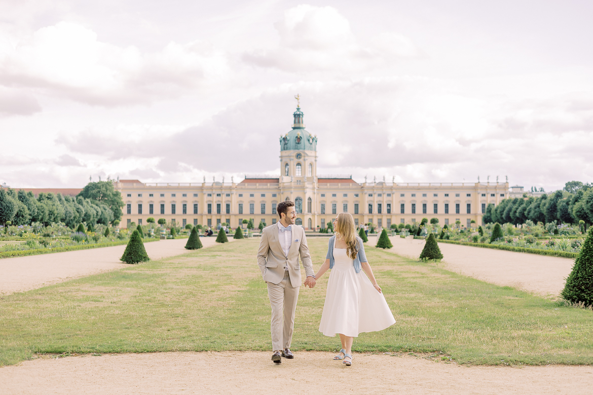 Verlobung mit Hund beim Schloss Charlottenburg in Berlin