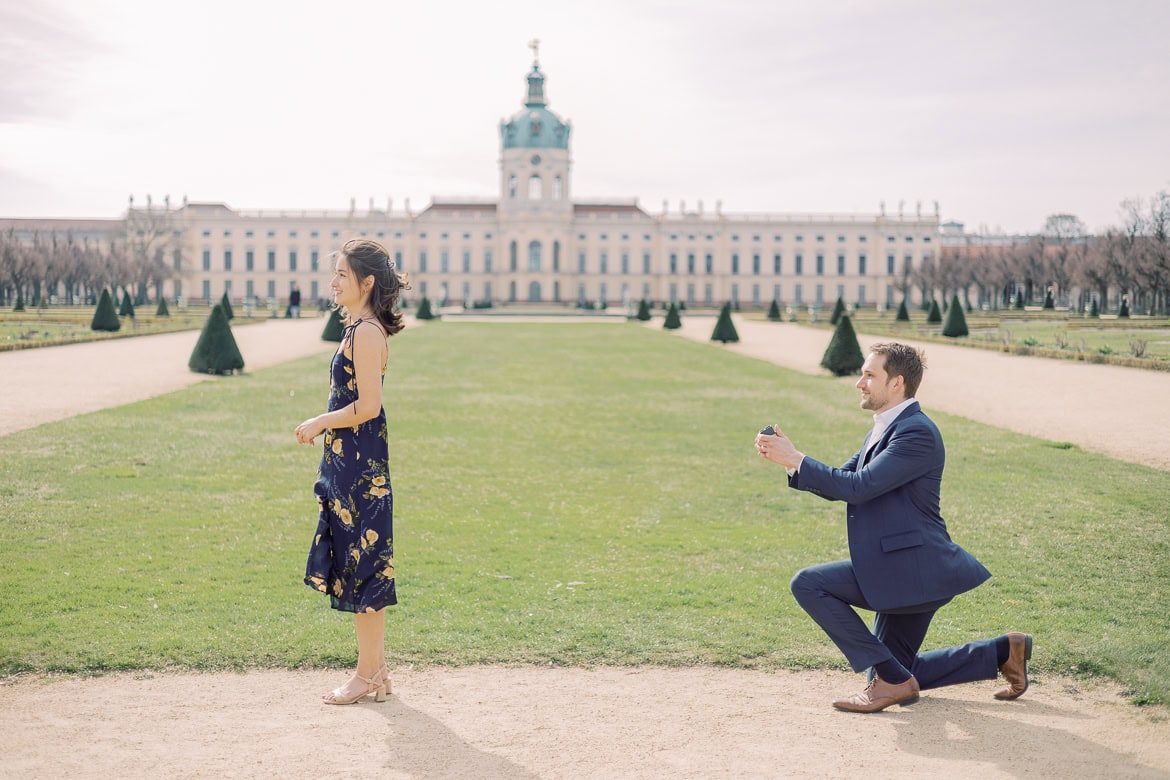 Überraschungs Heiratsantrag beim Schloss Charlottenburg Berlin