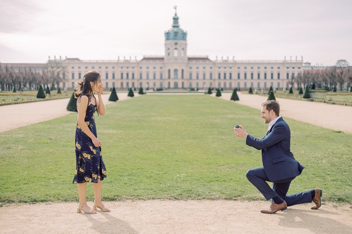 Überraschungs Heiratsantrag beim Schloss Charlottenburg Berlin