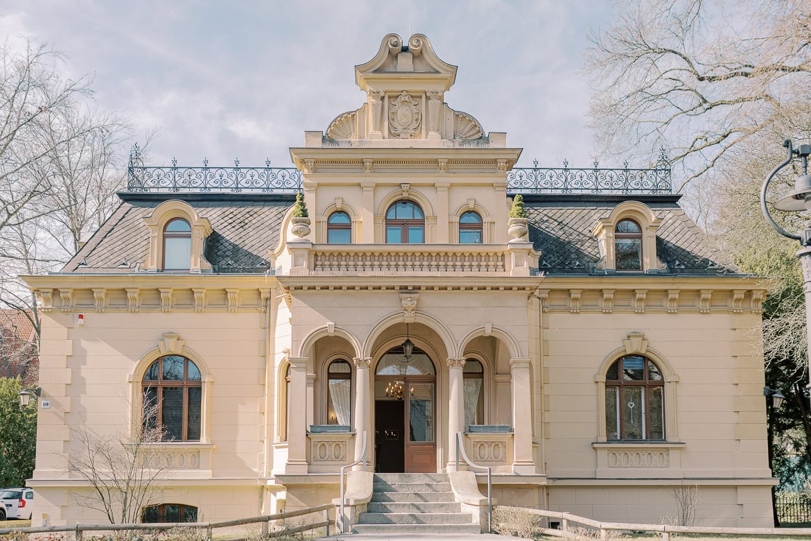 Gemütliche Jogginganzug Trauung in der Hochzeitsvilla Berlin Zehlendorf