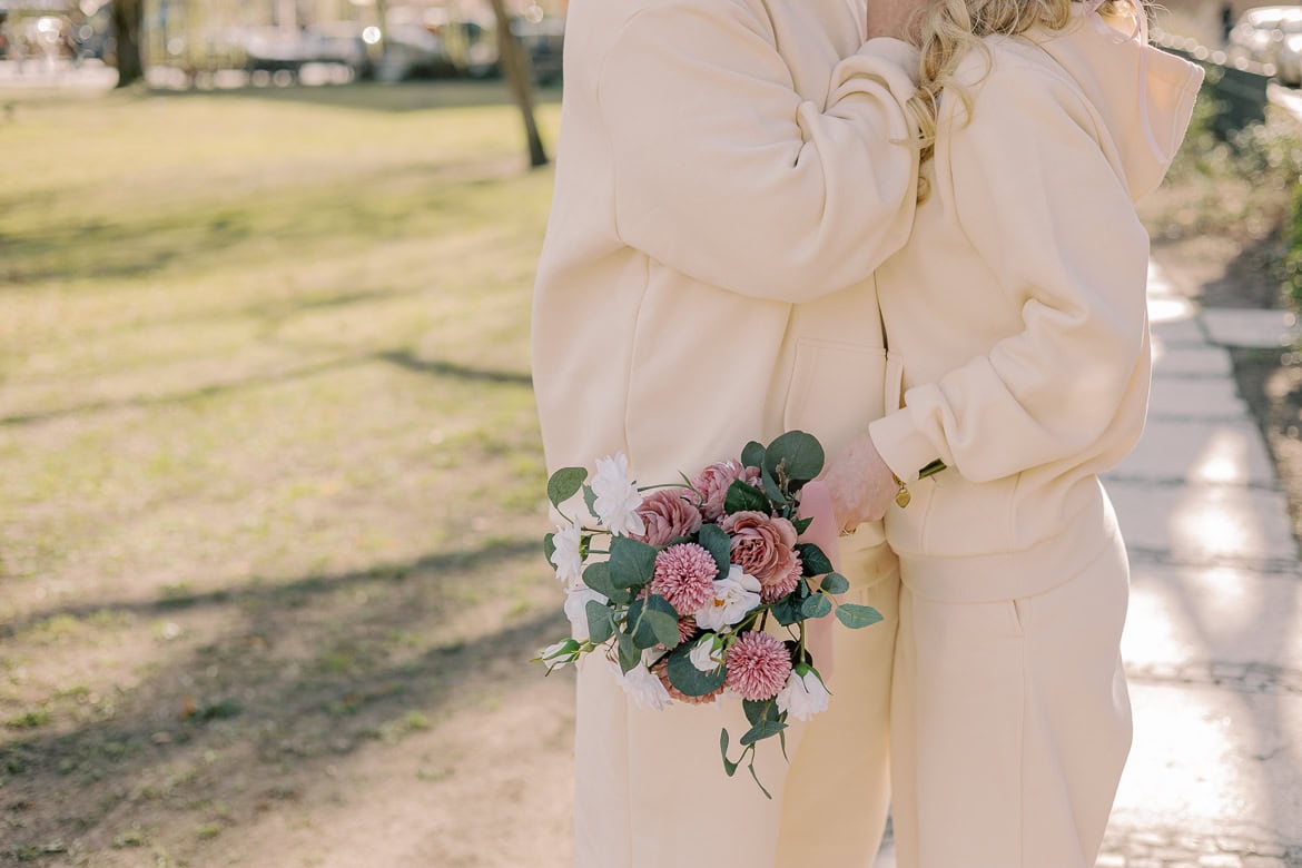 Gemütliche Jogginganzug Trauung in der Hochzeitsvilla Berlin Zehlendorf