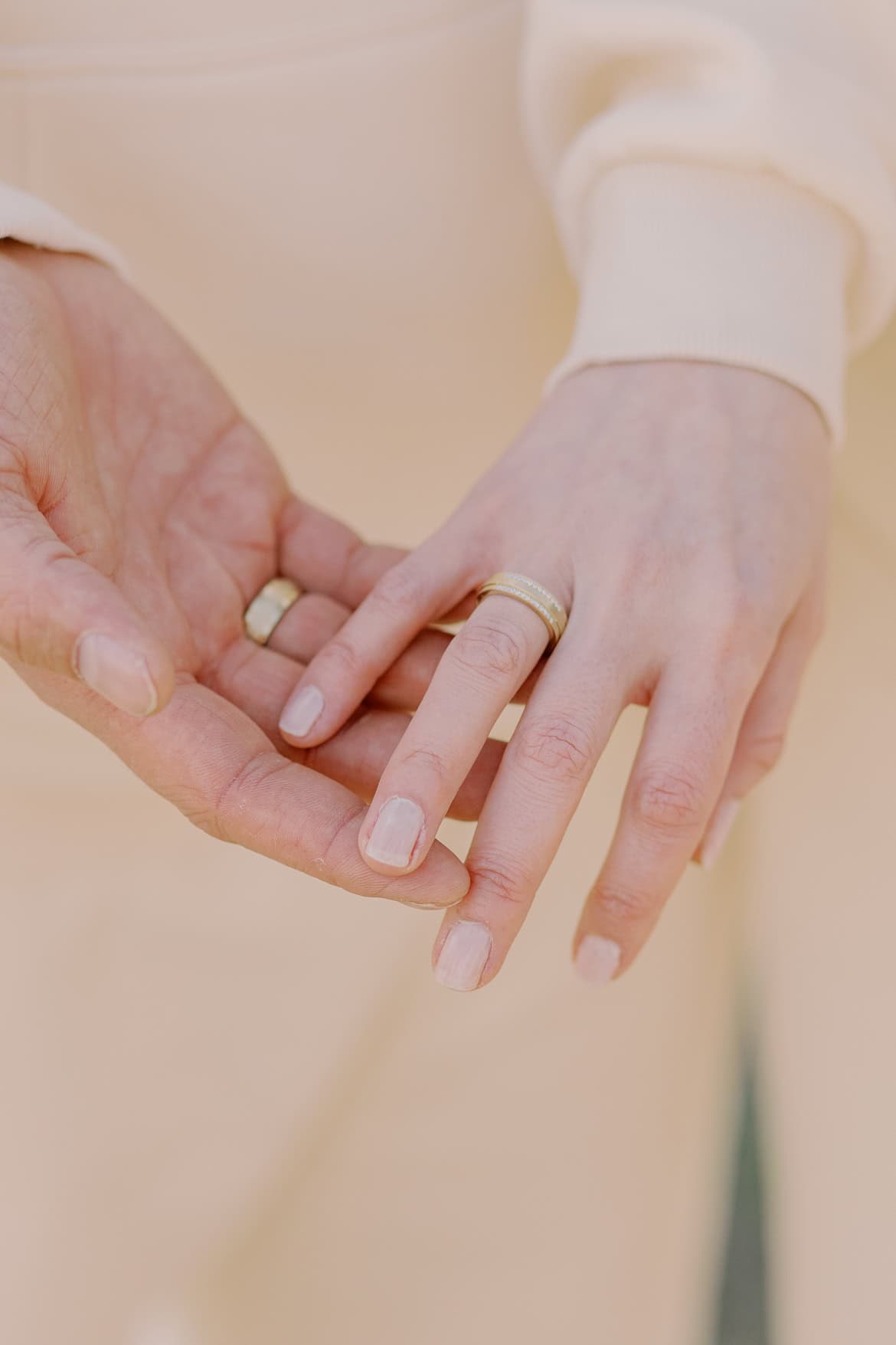 Gemütliche Jogginganzug Trauung in der Hochzeitsvilla Berlin Zehlendorf