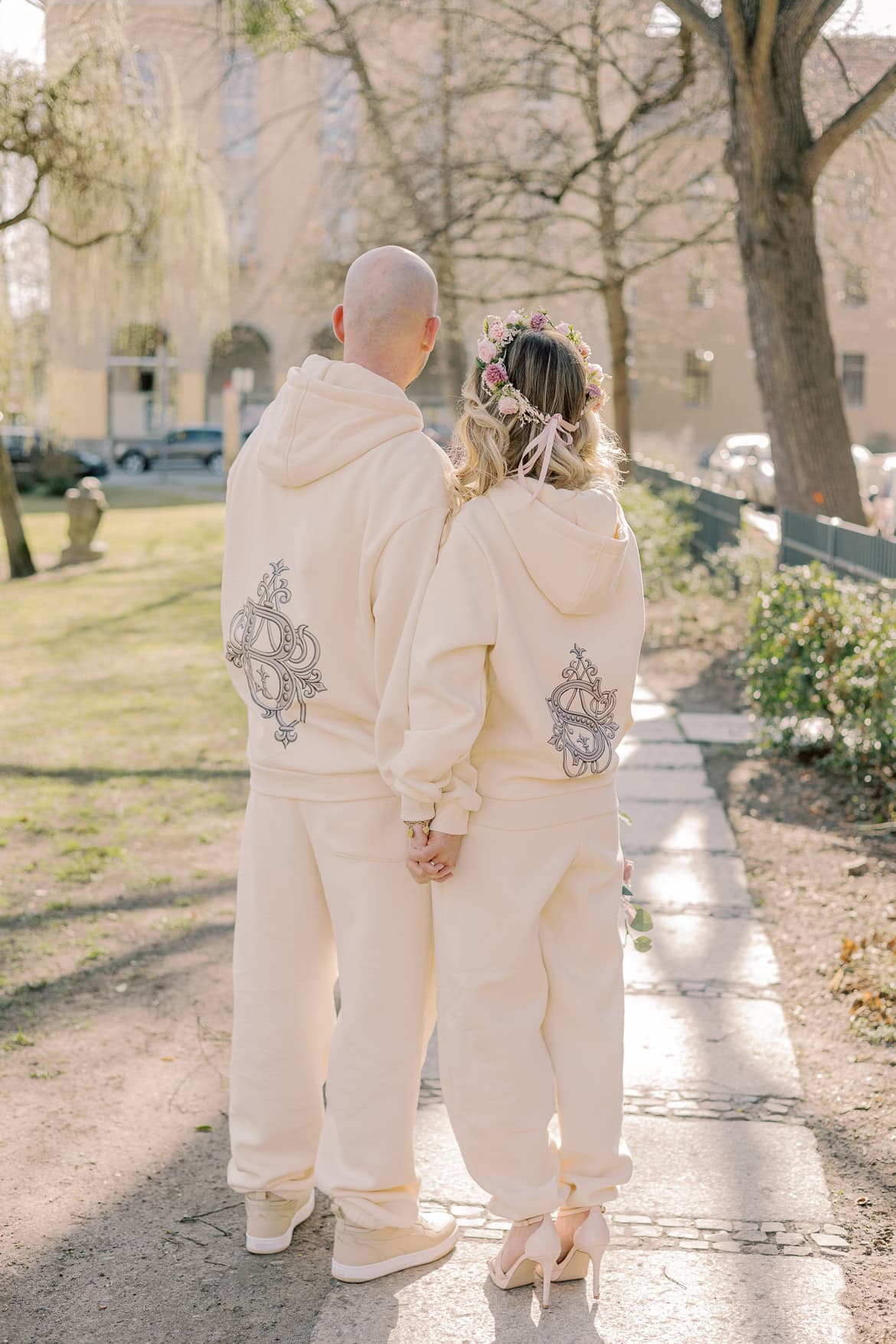 Gemütliche Jogginganzug Trauung in der Hochzeitsvilla Berlin Zehlendorf