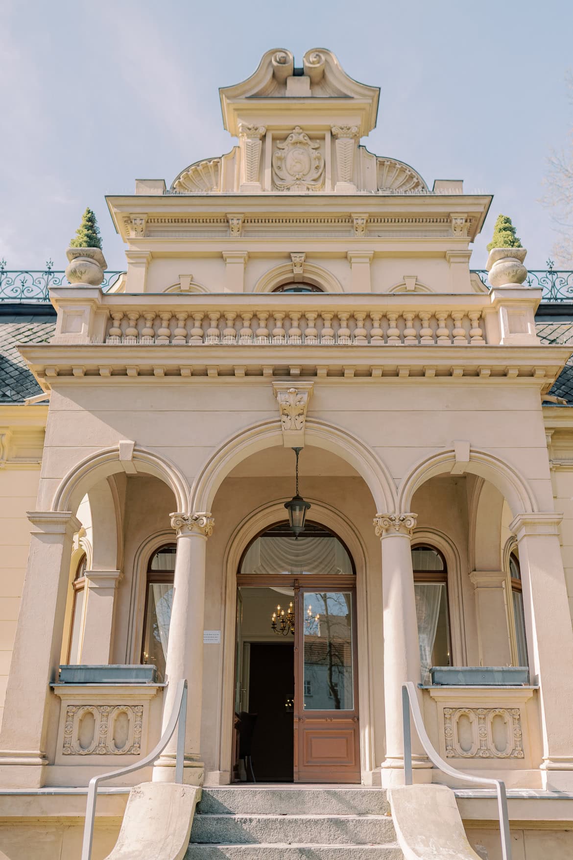 Gemütliche Jogginganzug Trauung in der Hochzeitsvilla Berlin Zehlendorf