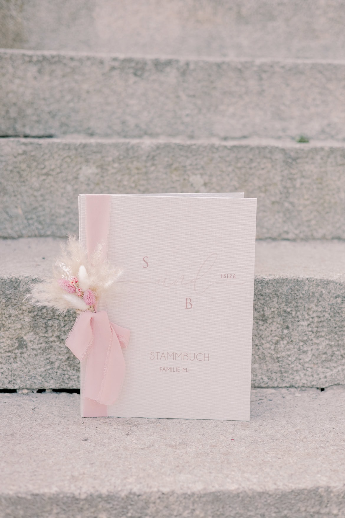 Gemütliche Jogginganzug Trauung in der Hochzeitsvilla Berlin Zehlendorf