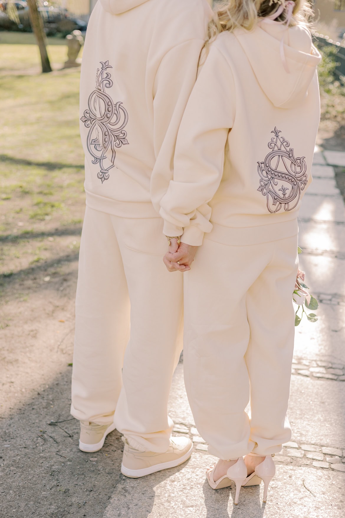 Gemütliche Jogginganzug Trauung in der Hochzeitsvilla Berlin Zehlendorf