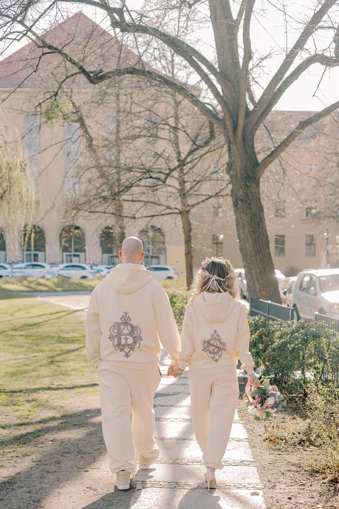 Gemütliche Jogginganzug Trauung in der Hochzeitsvilla Berlin Zehlendorf