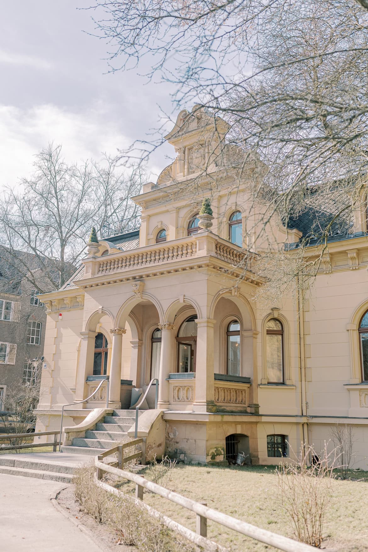 Gemütliche Jogginganzug Trauung in der Hochzeitsvilla Berlin Zehlendorf