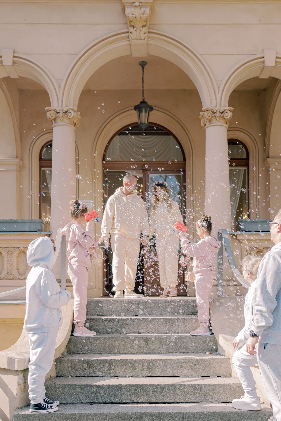 Gemütliche Jogginganzug Trauung in der Hochzeitsvilla Berlin Zehlendorf