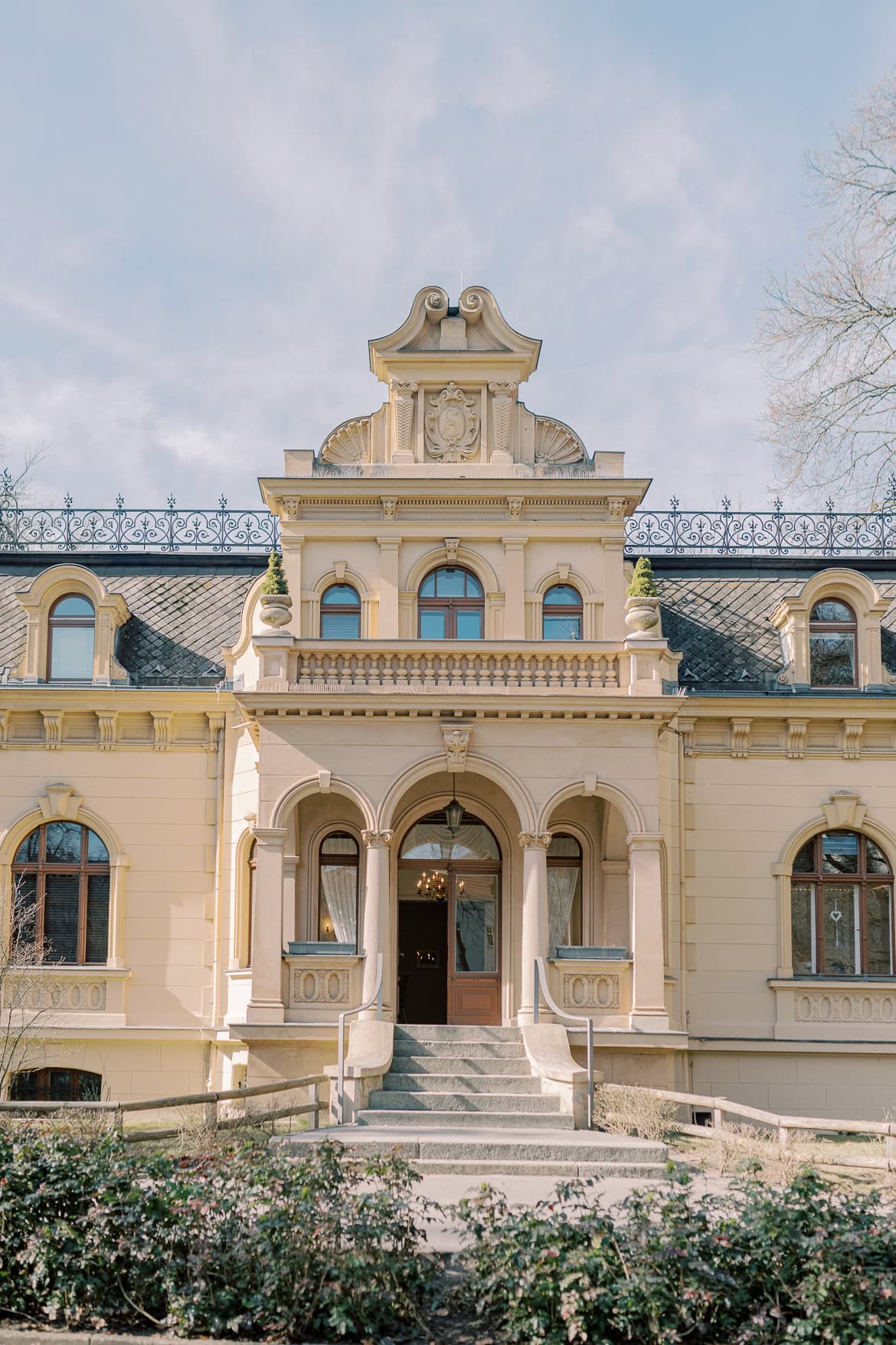 Gemütliche Jogginganzug Trauung in der Hochzeitsvilla Berlin Zehlendorf