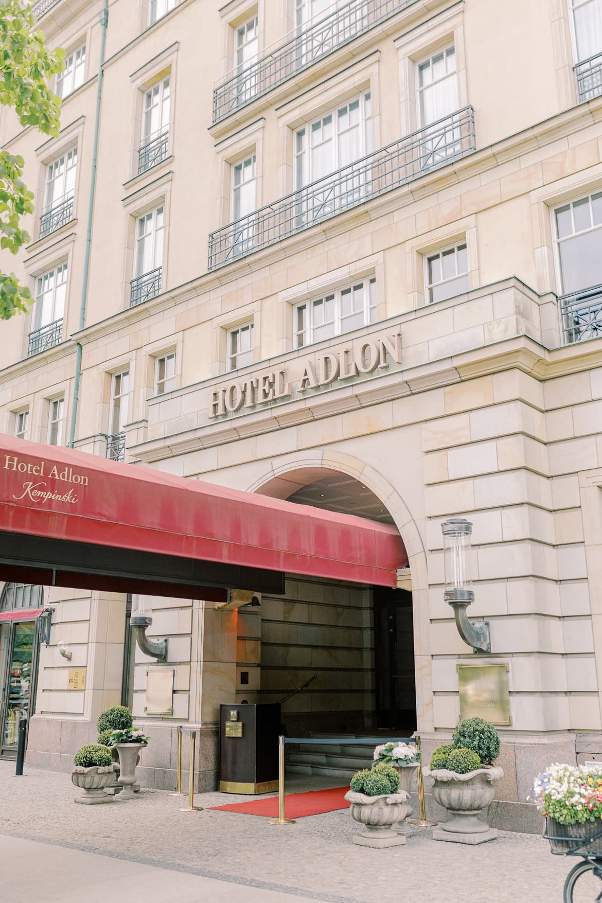 Elegante Berlin Hochzeit im Hotel Adlon Kempinski mit Feier im China Club