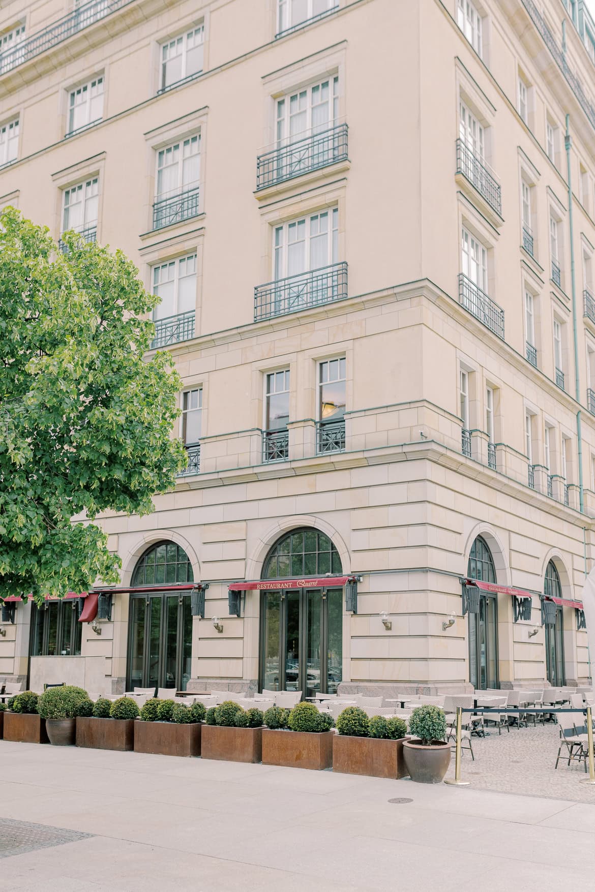 Elegante Berlin Hochzeit im Hotel Adlon Kempinski mit Feier im China Club