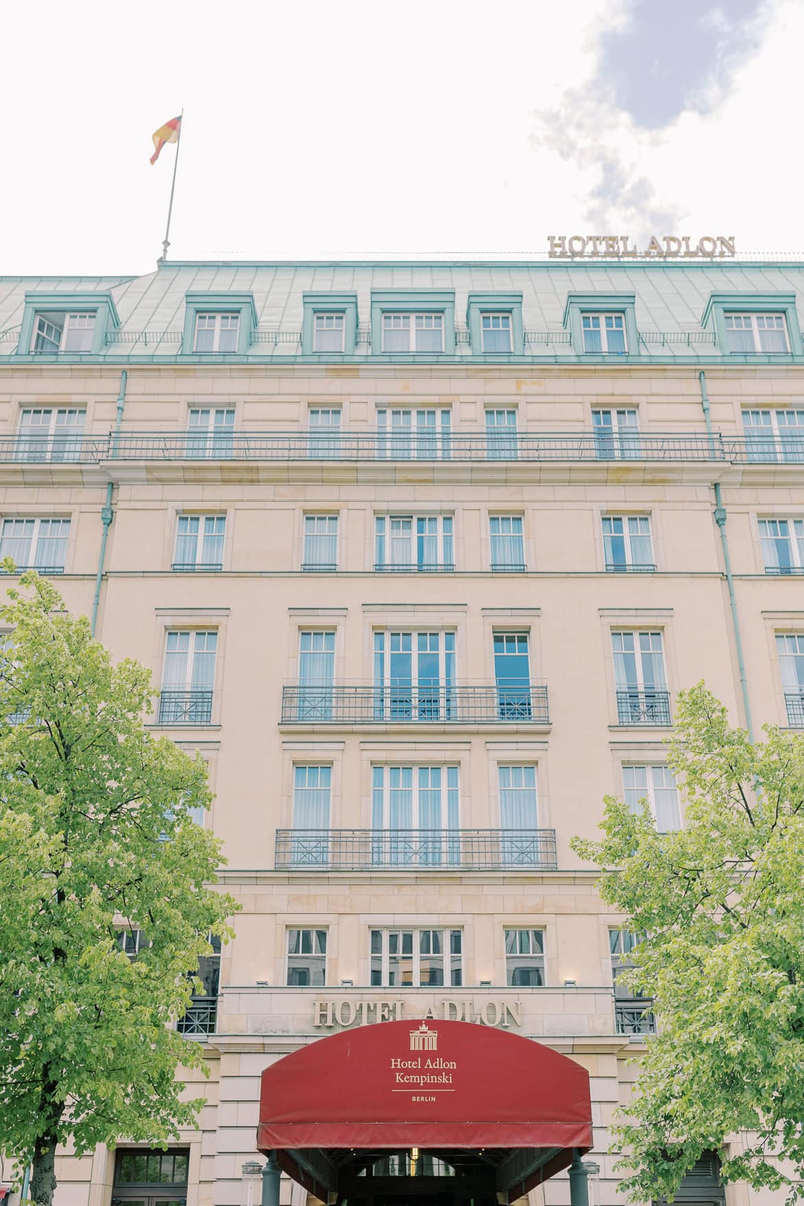 Elegante Berlin Hochzeit im Hotel Adlon Kempinski mit Feier im China Club