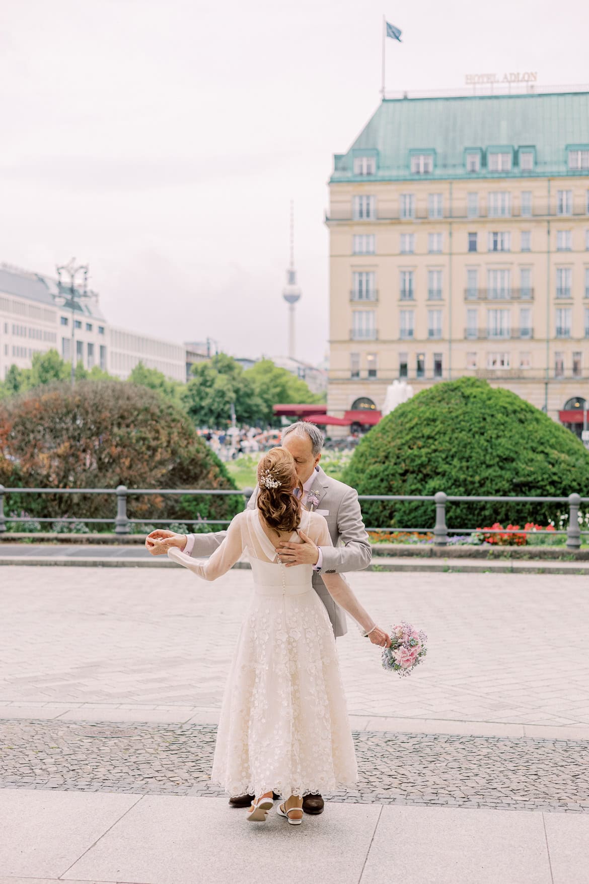 Elegante Berlin Hochzeit im Hotel Adlon Kempinski mit Feier im China Club