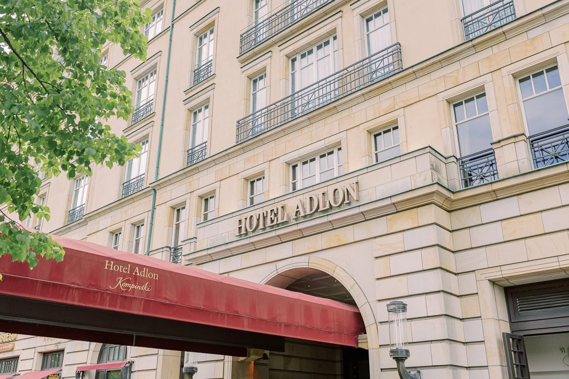 Elegante Berlin Hochzeit im Hotel Adlon Kempinski mit Feier im China Club