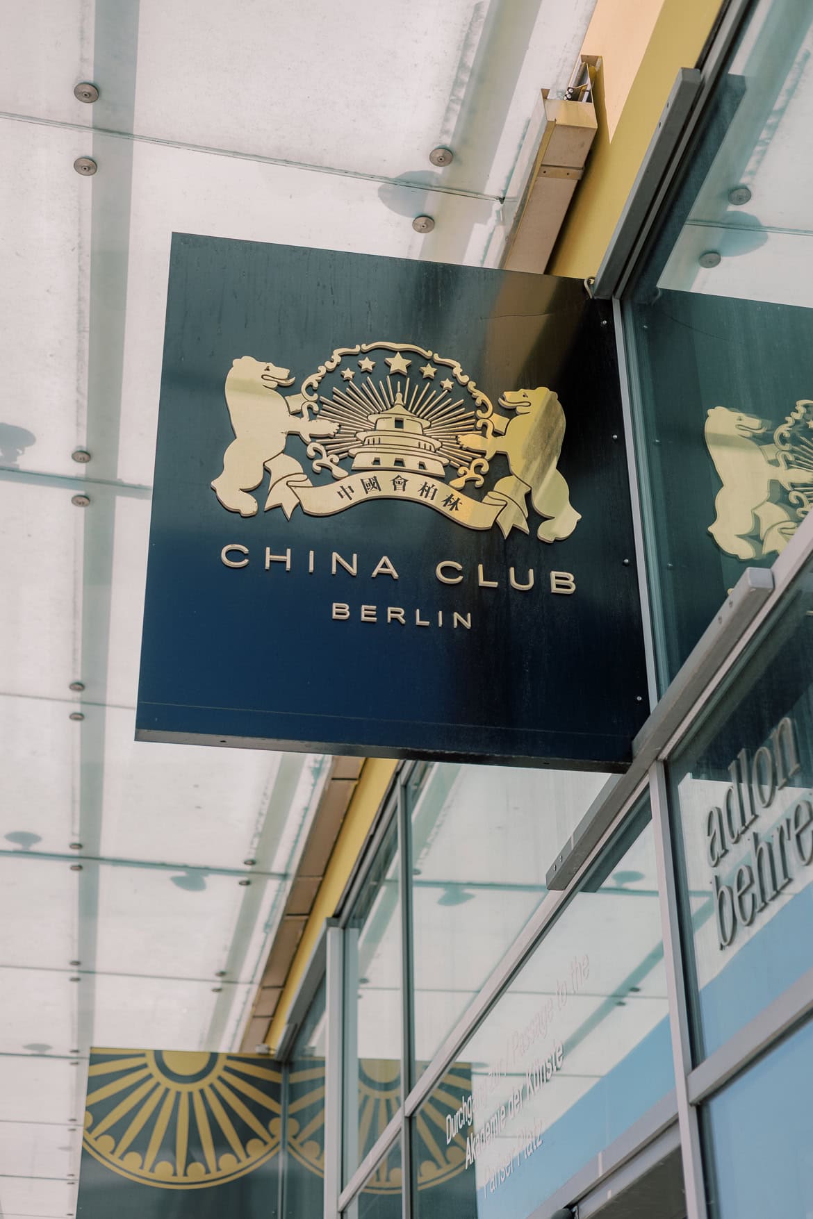Elegante Berlin Hochzeit im Hotel Adlon Kempinski mit Feier im China Club