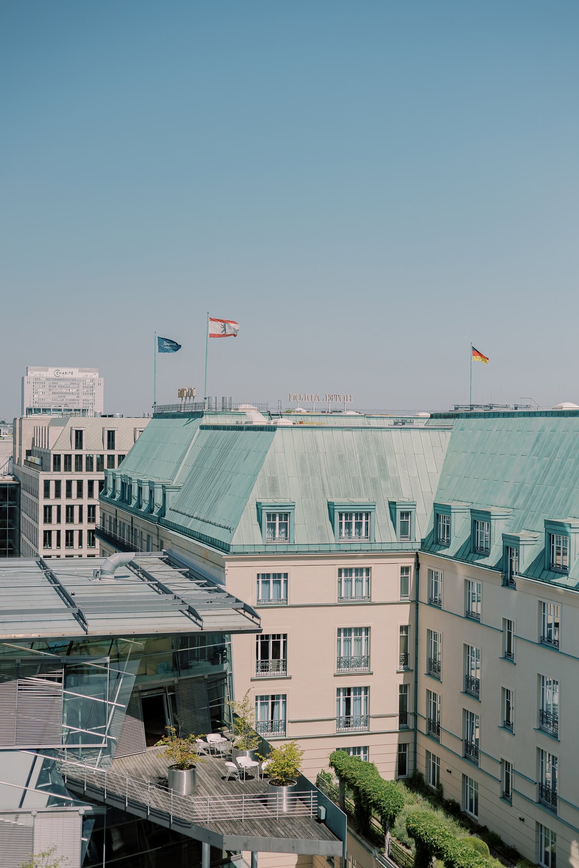 Elegante Berlin Hochzeit im Hotel Adlon Kempinski mit Feier im China Club