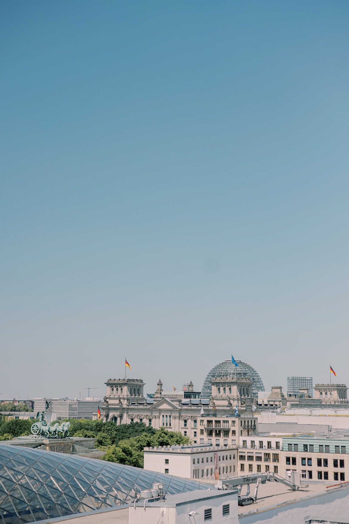 Elegante Berlin Hochzeit im Hotel Adlon Kempinski mit Feier im China Club