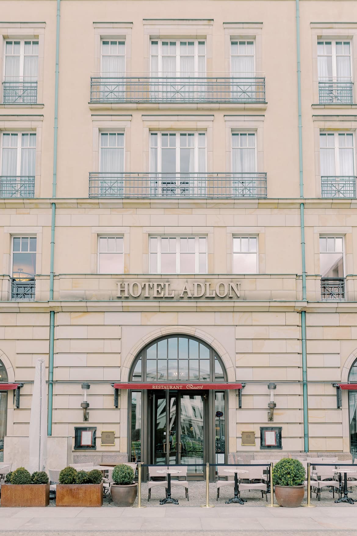 Elegante Berlin Hochzeit im Hotel Adlon Kempinski mit Feier im China Club