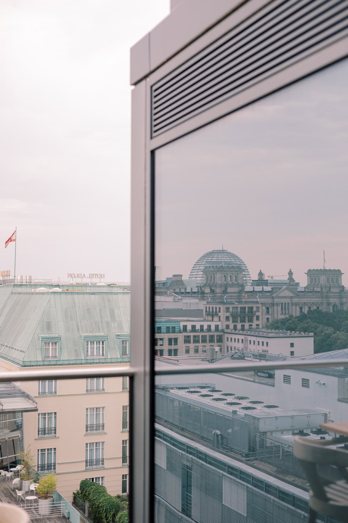 Elegante Berlin Hochzeit im Hotel Adlon Kempinski mit Feier im China Club