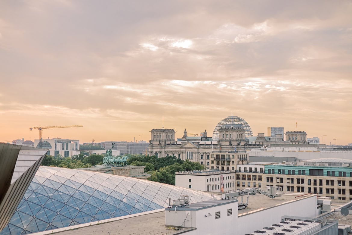 Elegante Berlin Hochzeit im Hotel Adlon Kempinski mit Feier im China Club