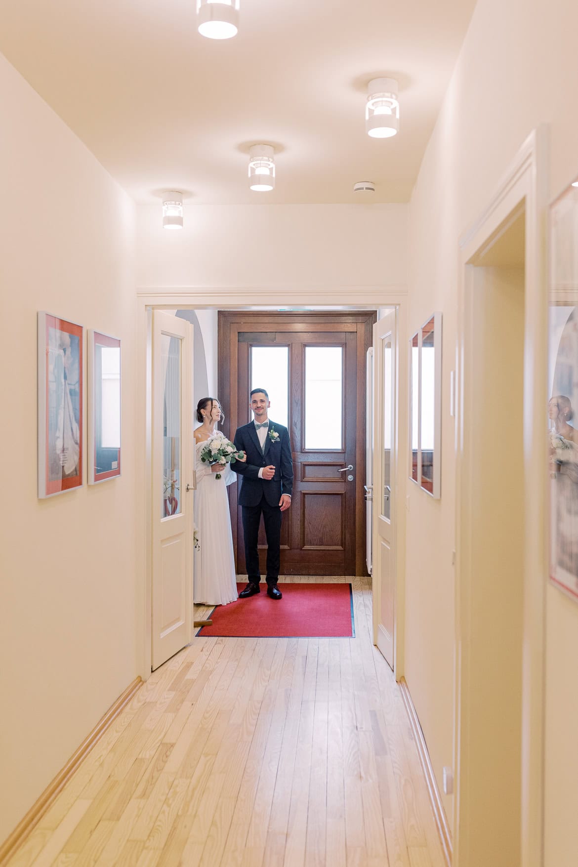 Sommer Hochzeit in der Altstadt Teltow mit romantischem First Look