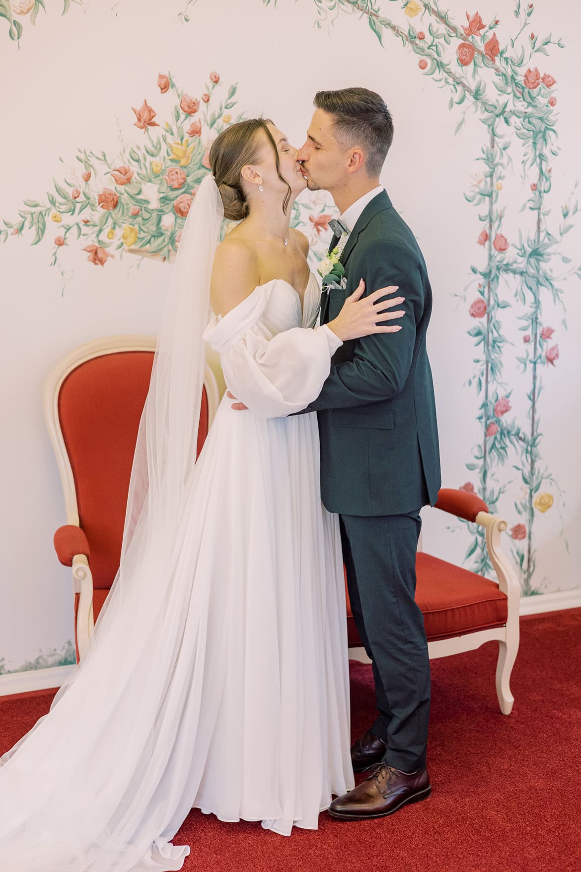 Sommer Hochzeit in der Altstadt Teltow mit romantischem First Look