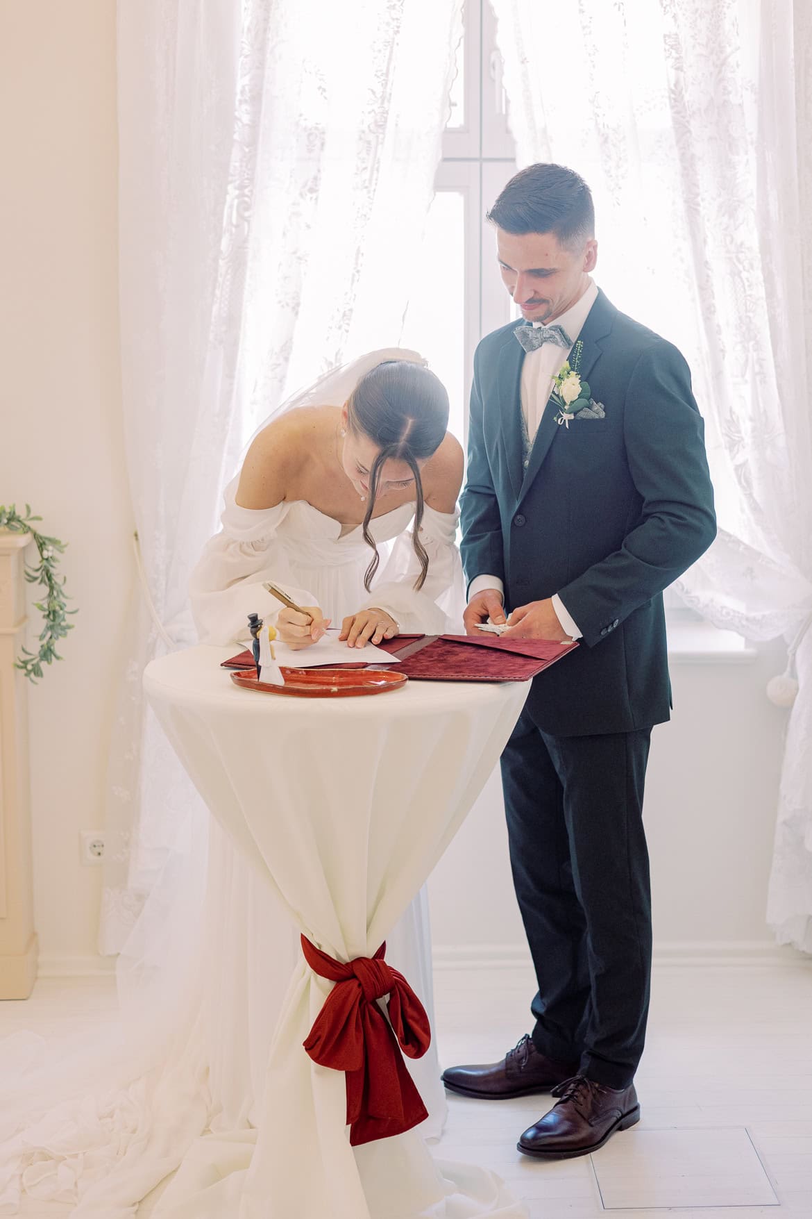 Sommer Hochzeit in der Altstadt Teltow mit romantischem First Look