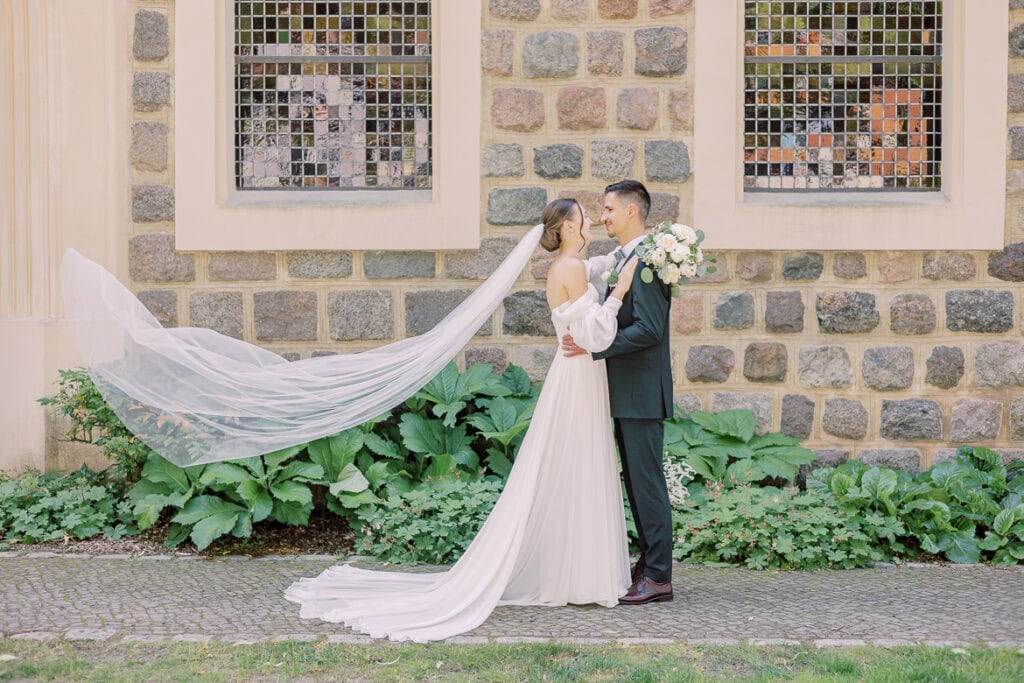 Sommer Hochzeit in der Altstadt Teltow mit romantischem First Look