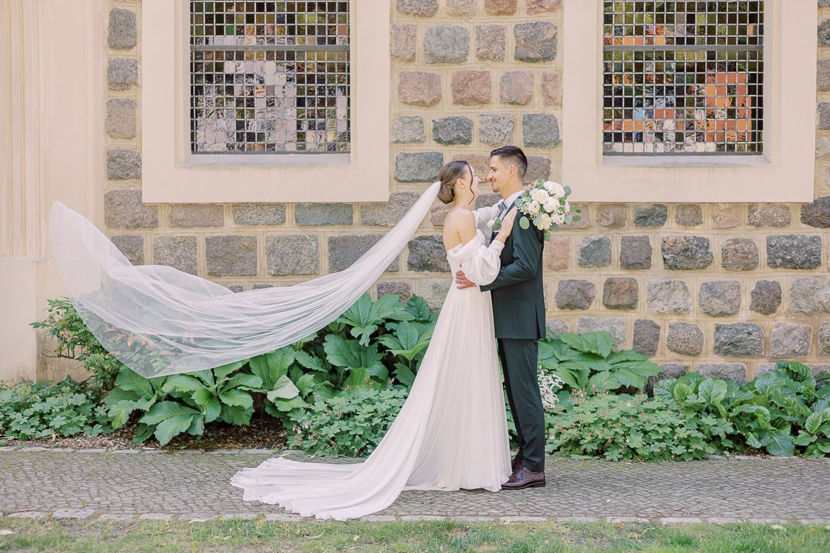 Sommer Hochzeit in der Altstadt Teltow mit romantischem First Look