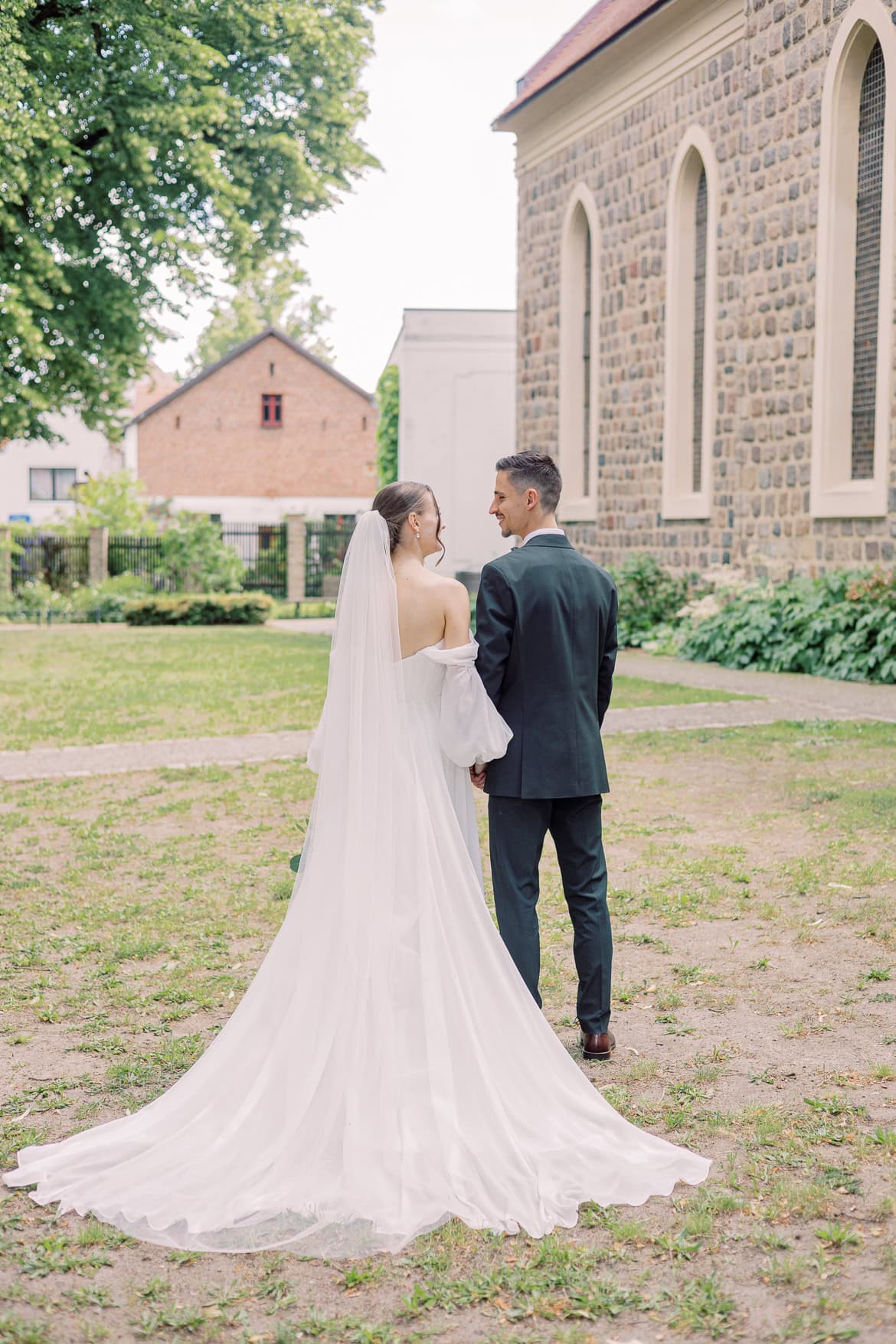 Sommer Hochzeit in der Altstadt Teltow mit romantischem First Look
