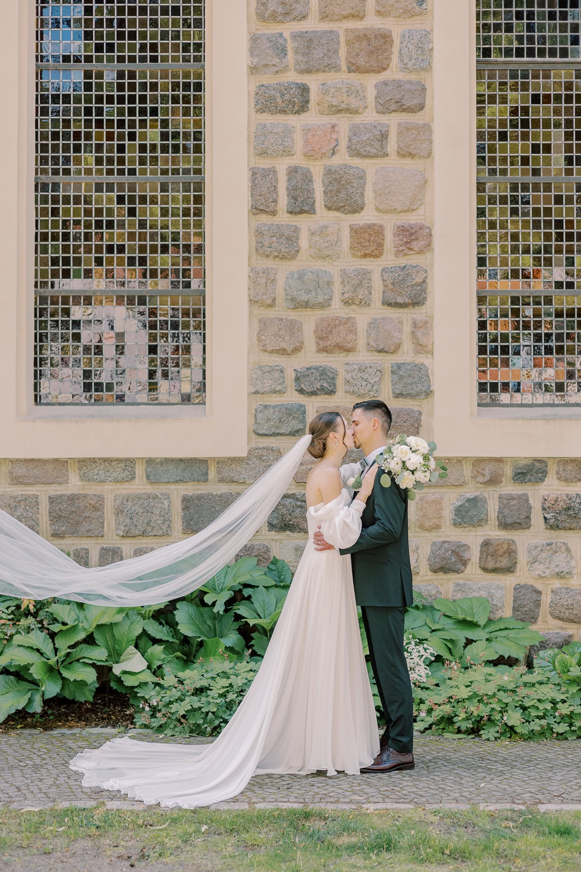 Sommer Hochzeit in der Altstadt Teltow mit romantischem First Look