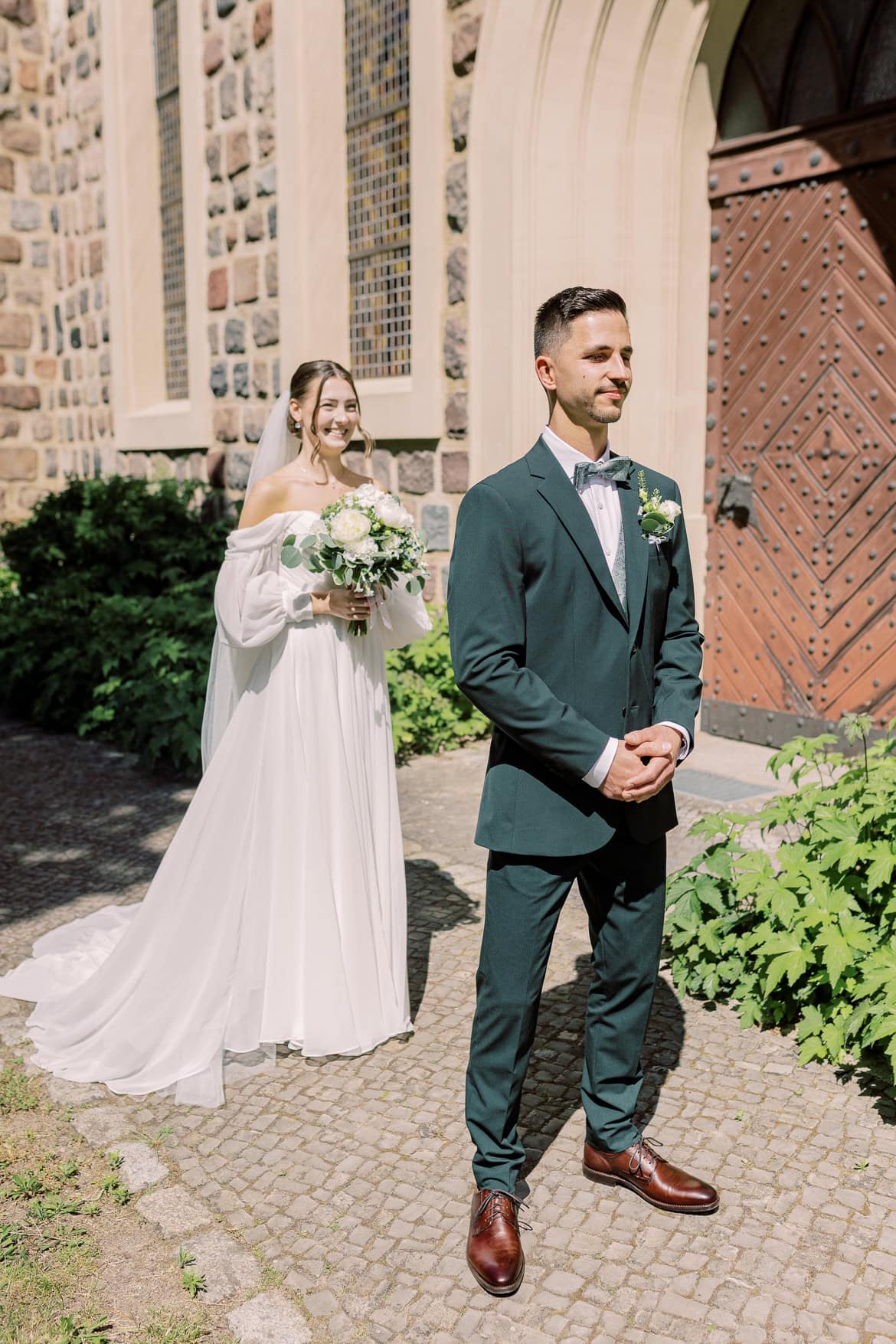 Sommer Hochzeit in der Altstadt Teltow mit romantischem First Look