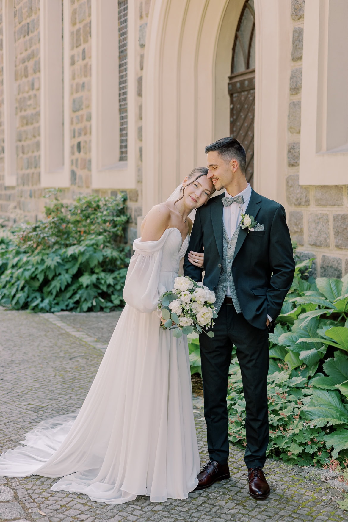 Sommer Hochzeit in der Altstadt Teltow mit romantischem First Look