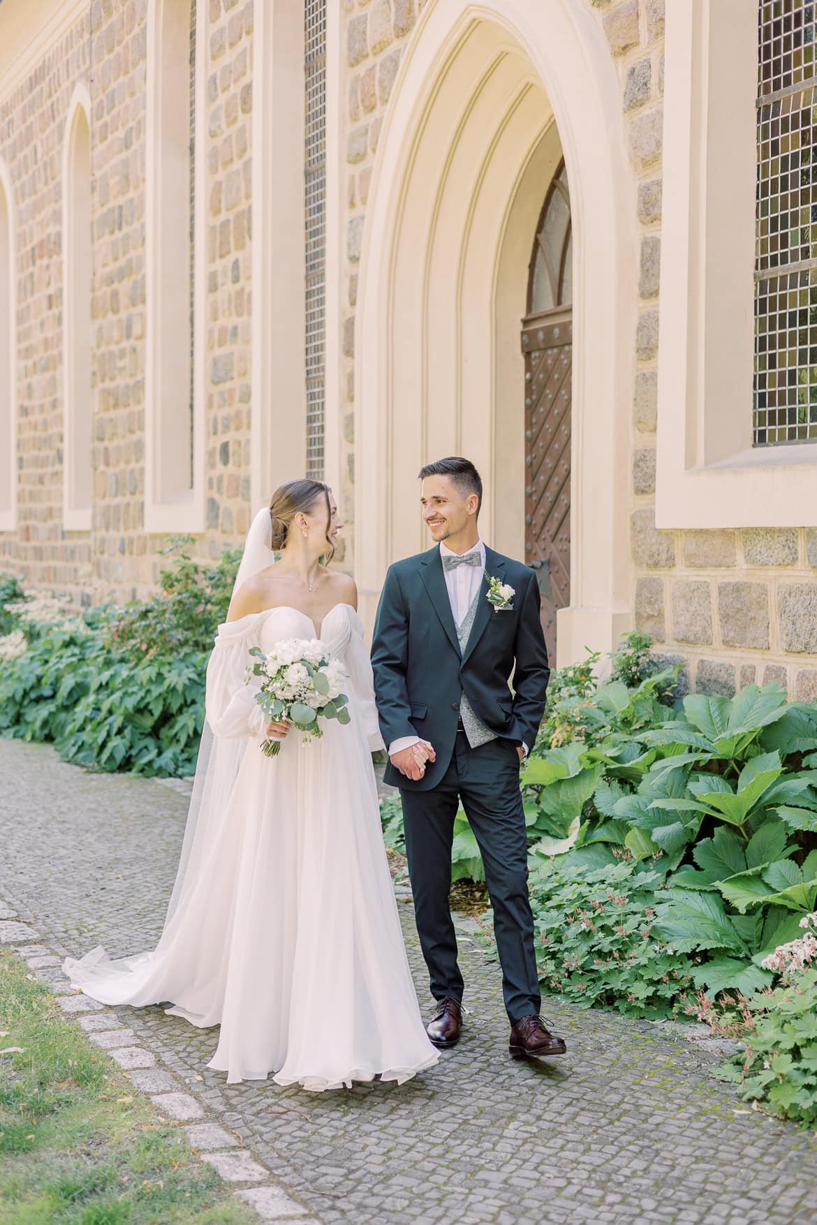 Sommer Hochzeit in der Altstadt Teltow mit romantischem First Look